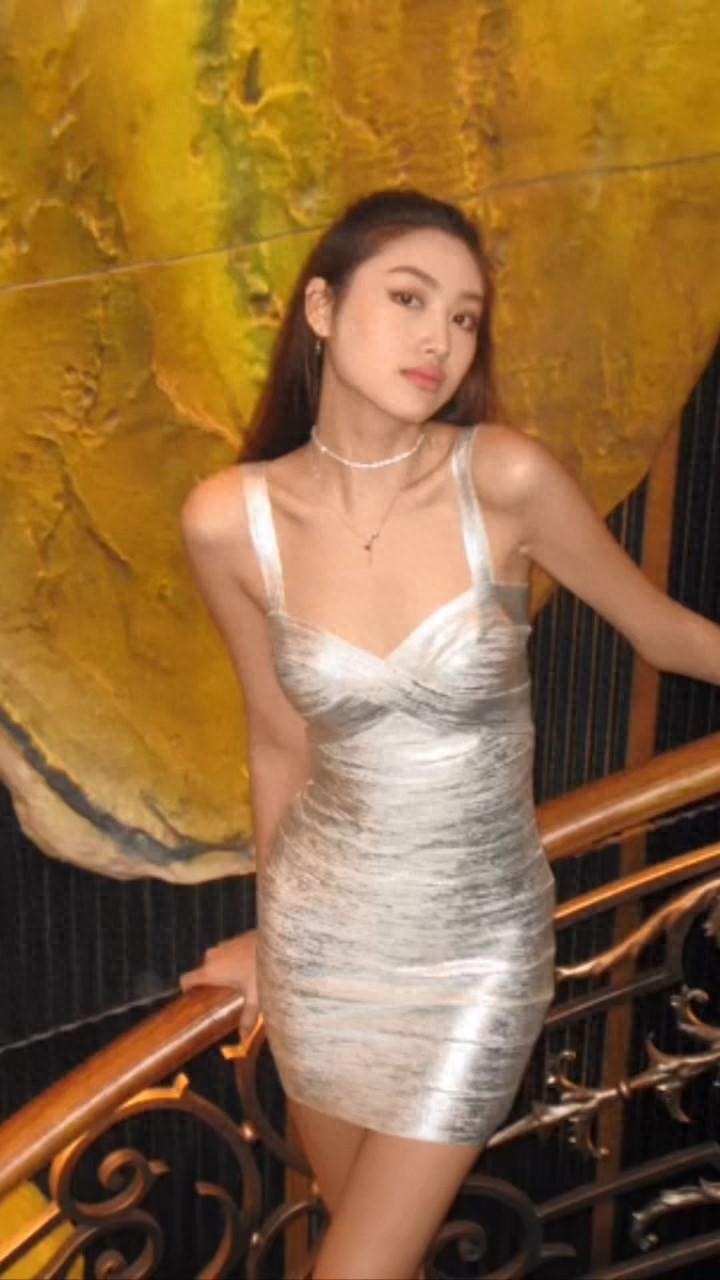 任达华18岁女儿喜爱夜蒲？穿紧身裙大秀S曲线，夜场嗨玩狂放电