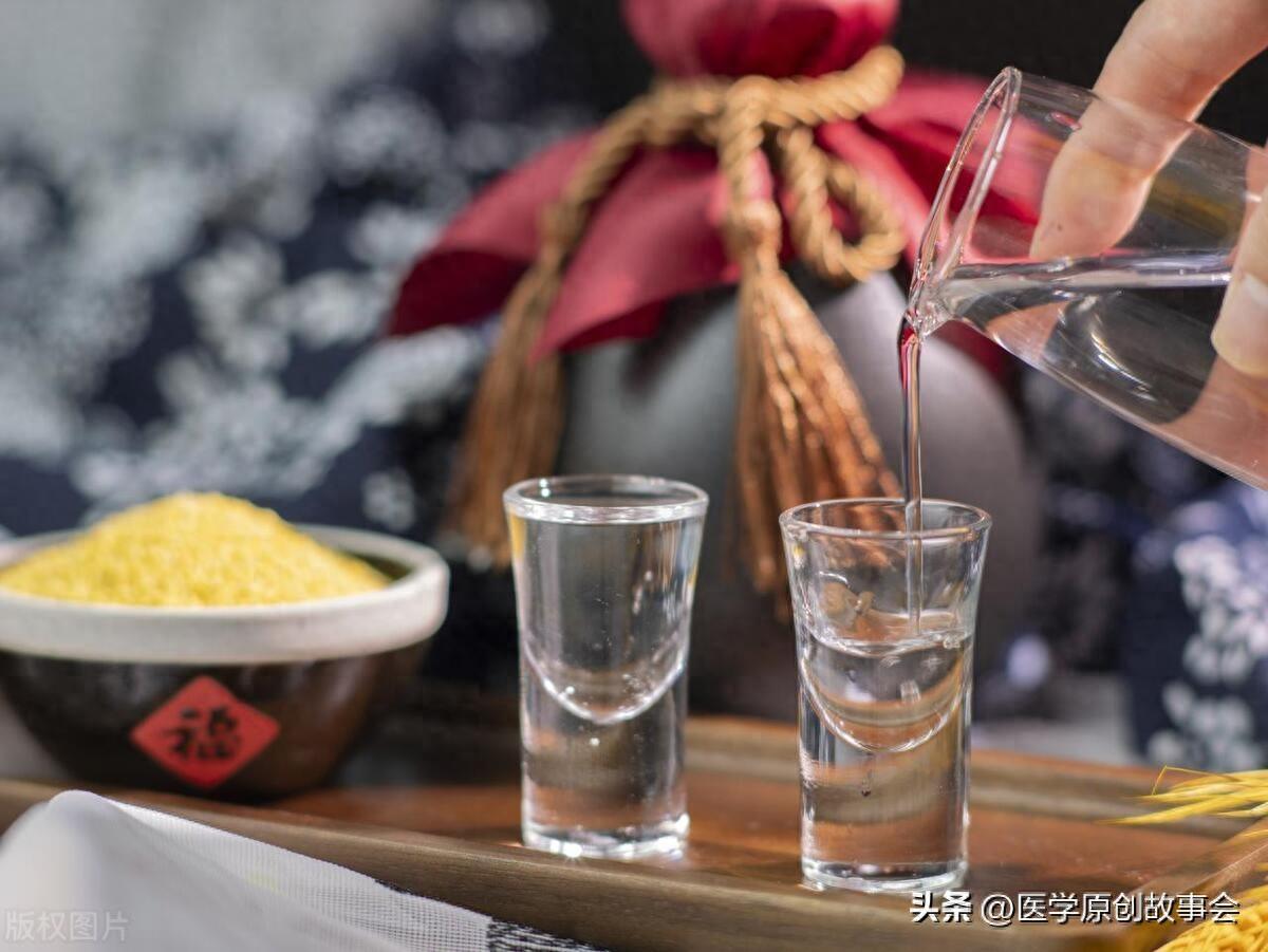 白酒是“毒酒”，不仅有害健康还会致癌？白酒究竟还能不能喝了？